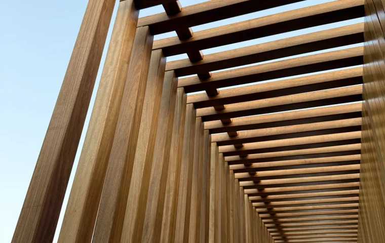Pérgola y Barandilla de Madera — Corales Suites